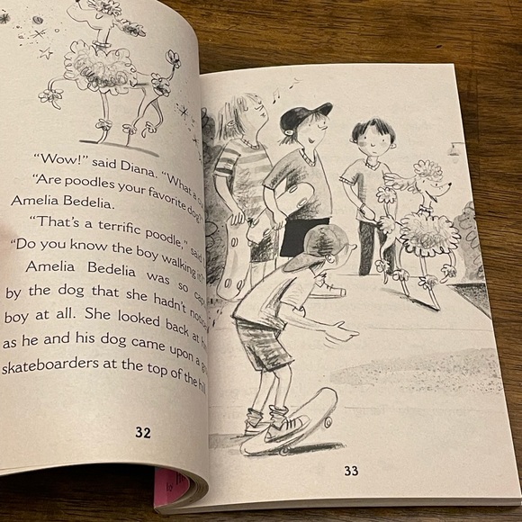 Amelia Bedelia includes books 1 through 5 - Picture 8 of 8